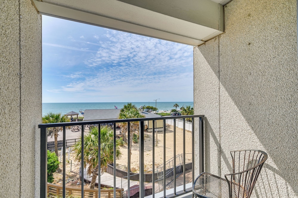 Oceanfront Resort Condo w/ Balcony in Myrtle Beach