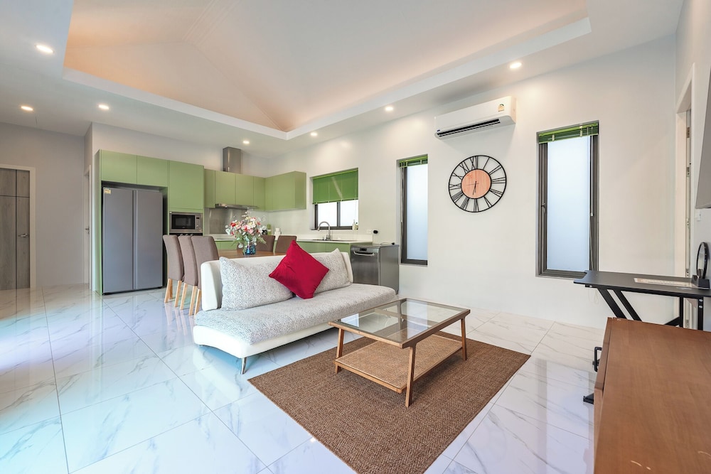 3BR Walk to Beach 7 Min to Beach V189