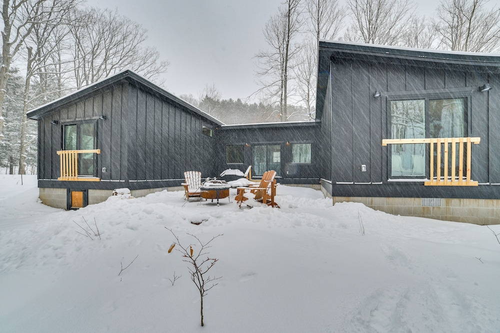 8 Mi to Sleeping Bear Dunes: Creekside Cabin