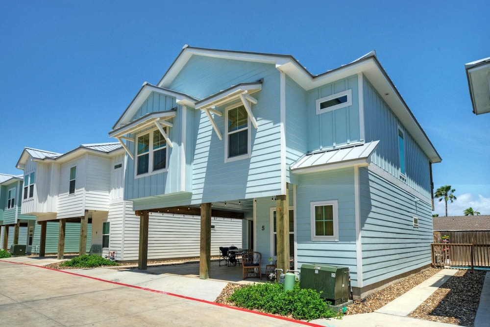 Luxury 4bdr Beach Retreat w/ Private Pool Walk to Dining + Shops Shore Thang