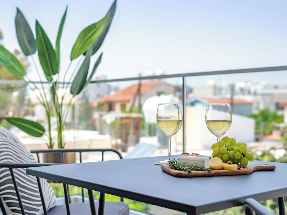 Sanders Cruise - Elegant Studio Apt With Balcony