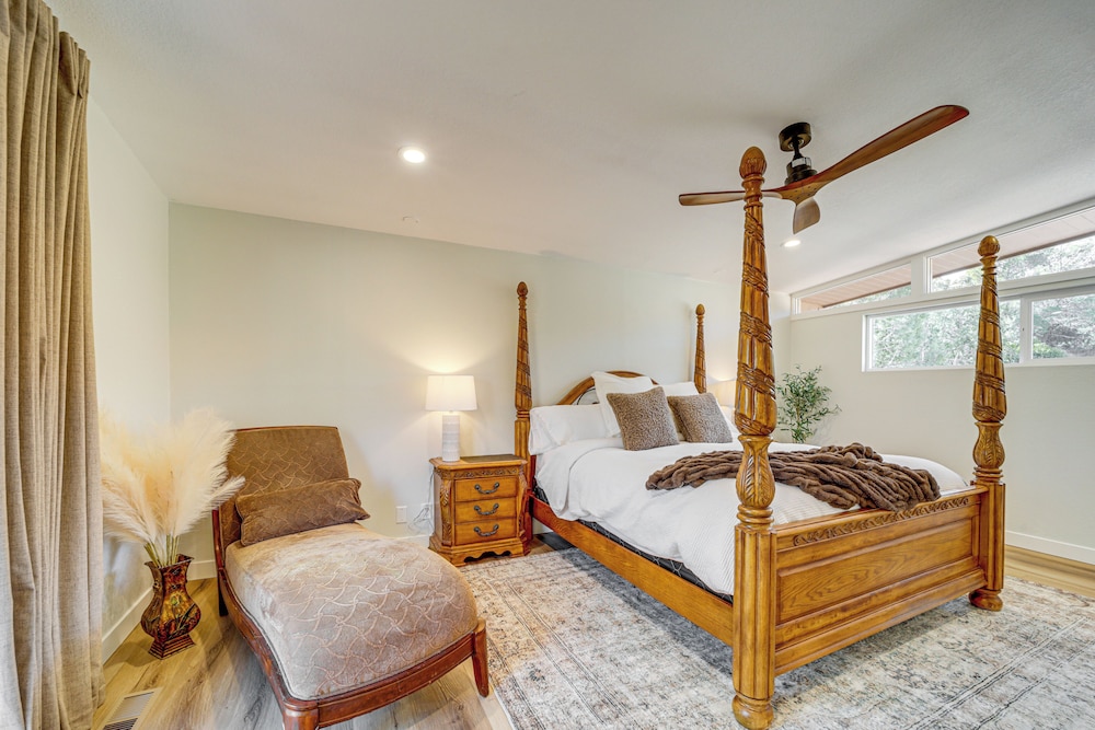 < 1 Mi to Shops: Uptown Sedona Home w/ Hot Tub!