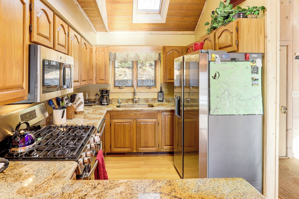 2 Mi to Ski Slopes! Mtn-view Home in Mars Hill