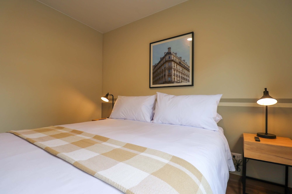 w Glorious 2BR w Perfect Balcony Near Kennedy Park