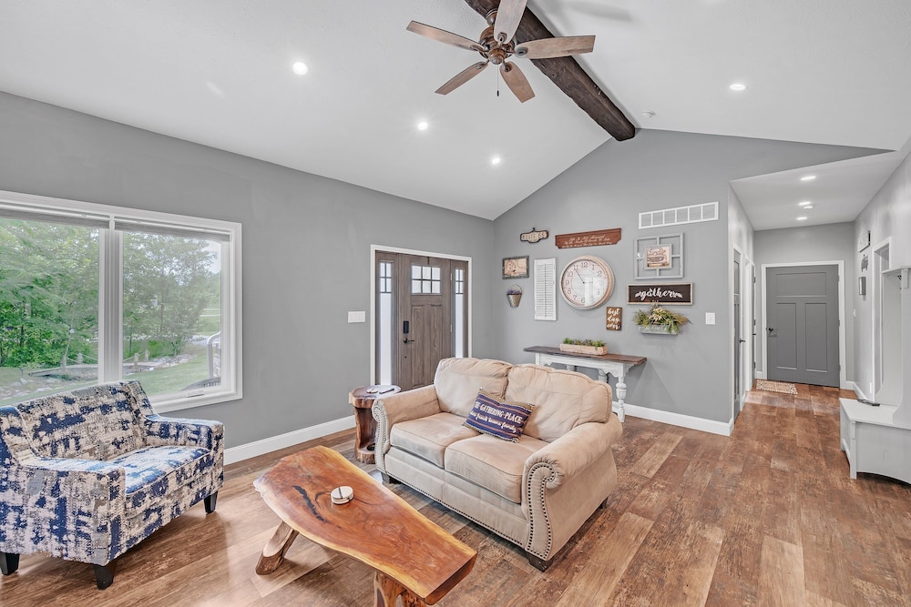 Lakeside Retreat With Hot Tub & Game Room 3 Bedroom Home