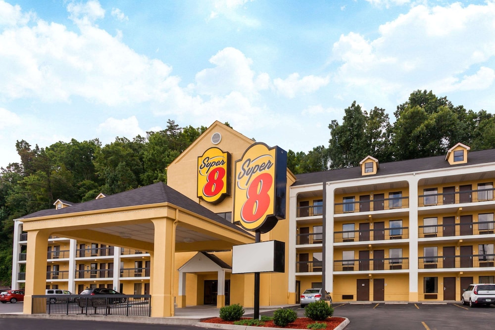 Super 8 by Wyndham Pigeon Forge Dollywood Lane - Property Image 3
