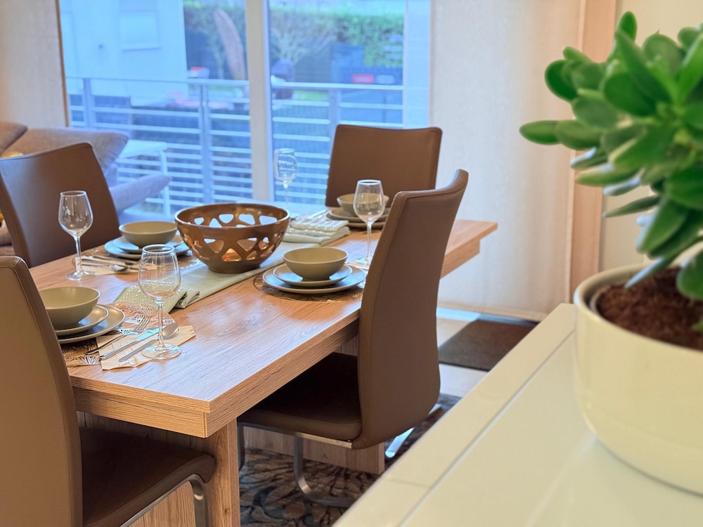 Comfort 2 bedrooms Apt w balcony&parking