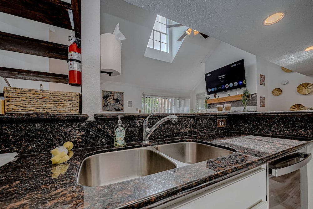 Upscale 1BR Condo in Med Center