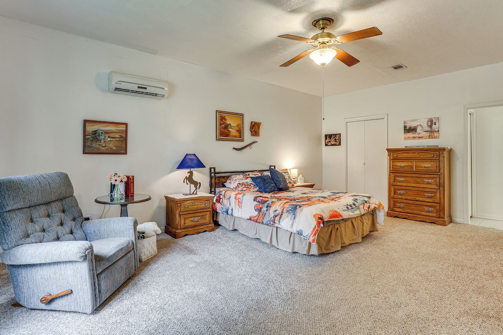 Relax By the Lake: Quiet East Texas Retreat
