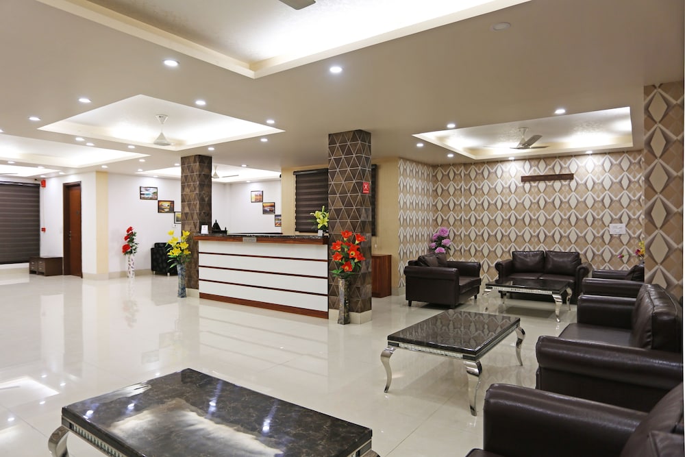 OYO TOWNHOUSE 460 H C Grand