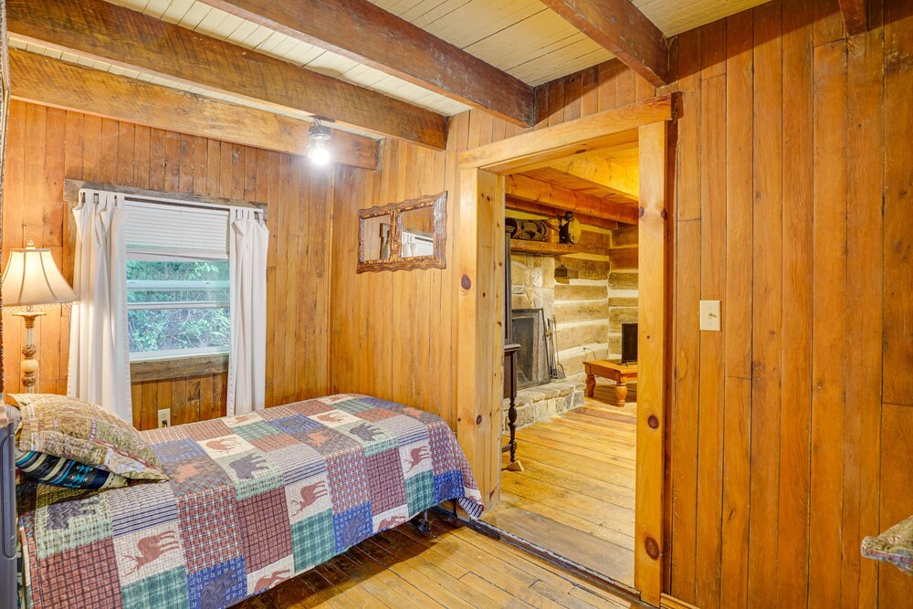 Historic Cabin Retreat ~ 2 Mi to Seneca Rocks! view 2