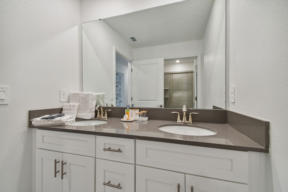 Storey Lake - Private Pool- King Bed - 4BD/3BA