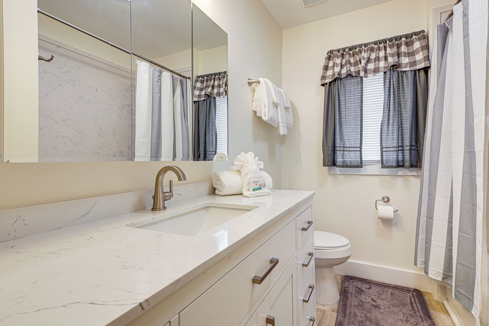 2 Mi to Fairhope Pier: Home w/ Large Yard!