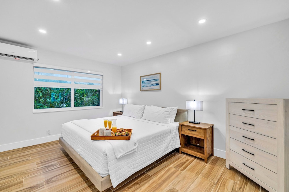 Beach Condo King Bed Lush Patio w BBQ Birch Key One