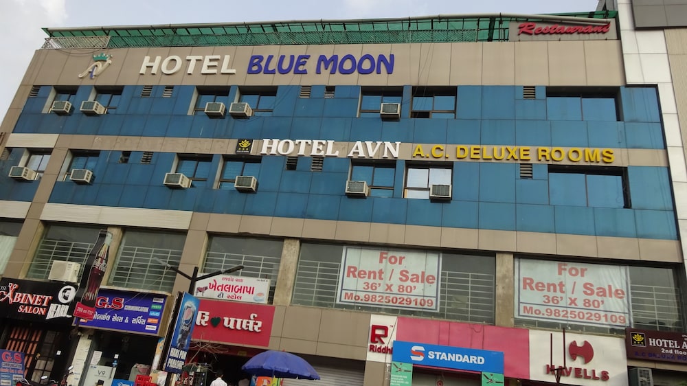 Hotel Blue Moon by Sky Stays