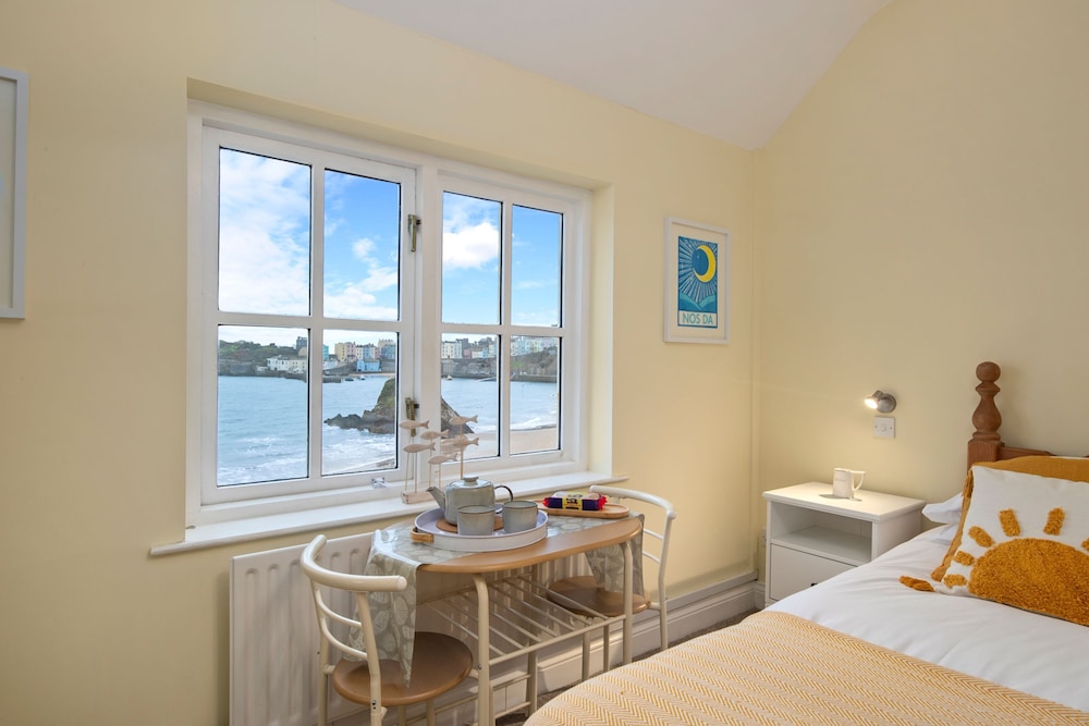 5 Sunny Cove - Direct Beach Access Sea Views