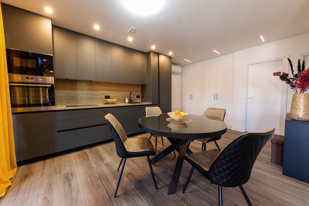Orange Apartment - Okrug Gornji Seaside Retreat