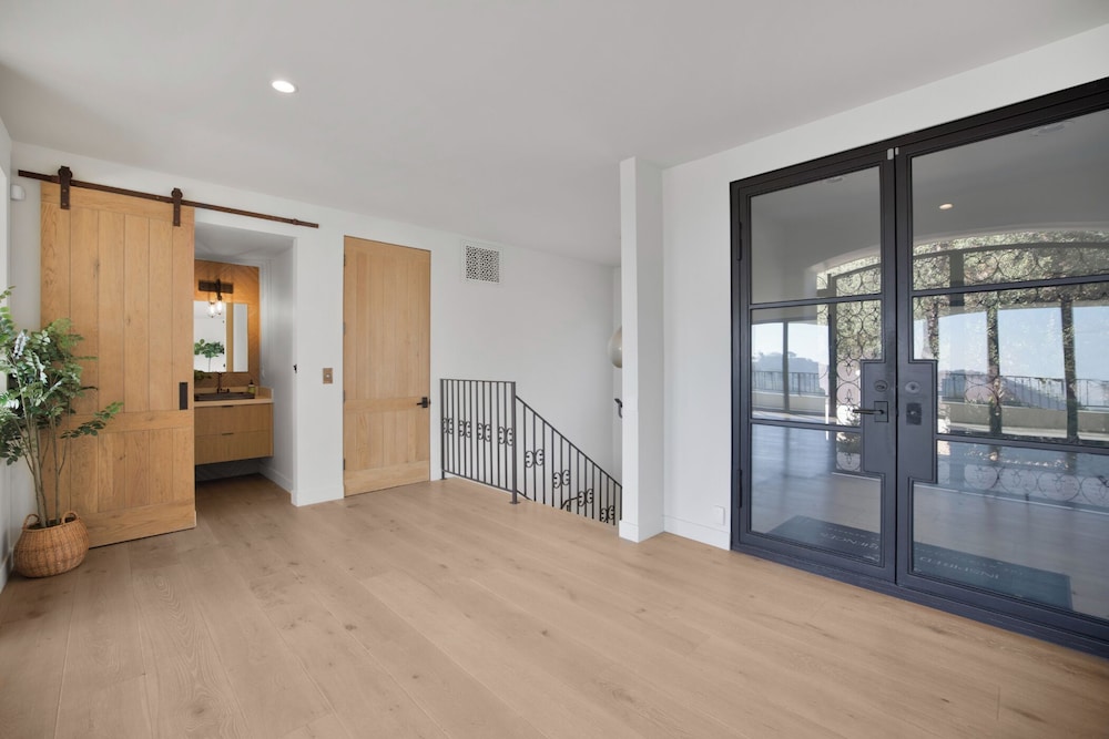 Villa Solea - Mulholland Retreat w/ Pool, Spa & Iconic LA Views