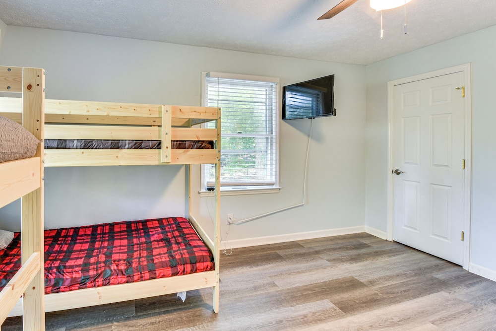 Woodsy Retreat w/ Deck & Views in Dahlonega!