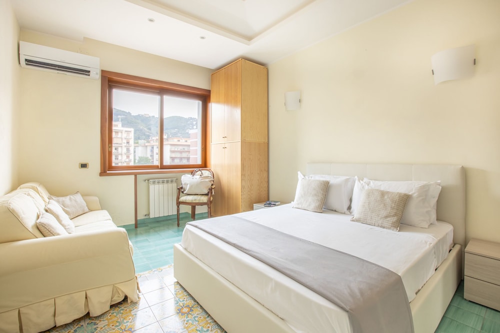 Family Home With Terrace & View In Sorrento Center