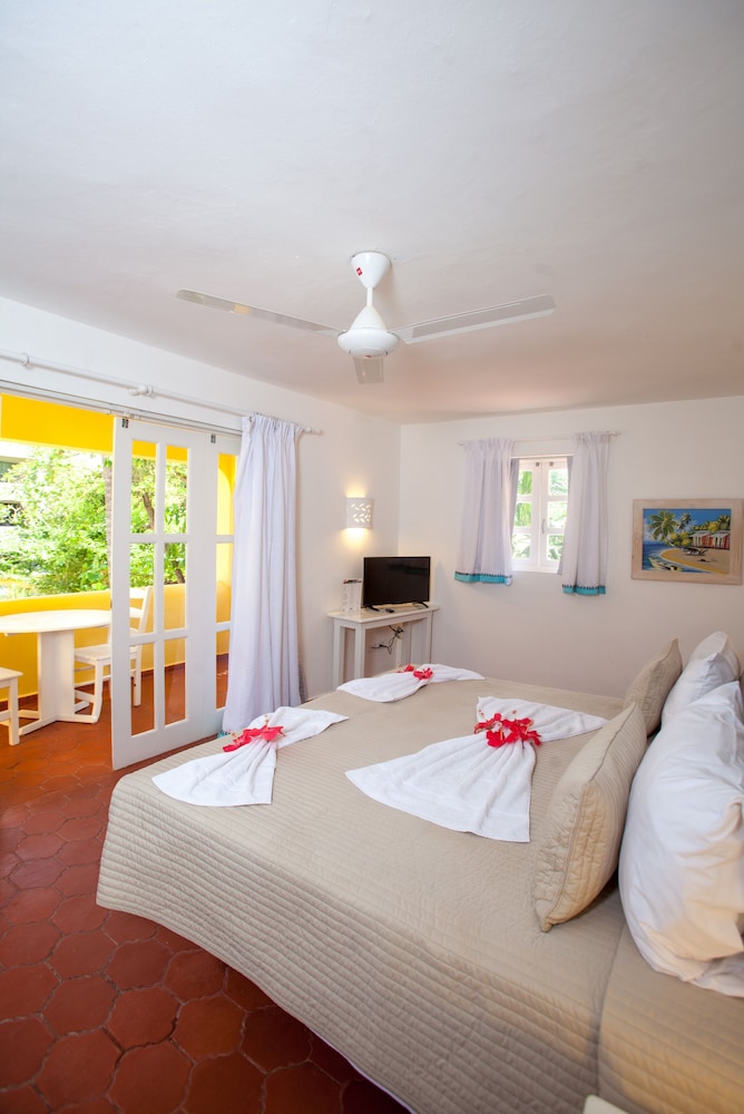 Los Corales Beach Village