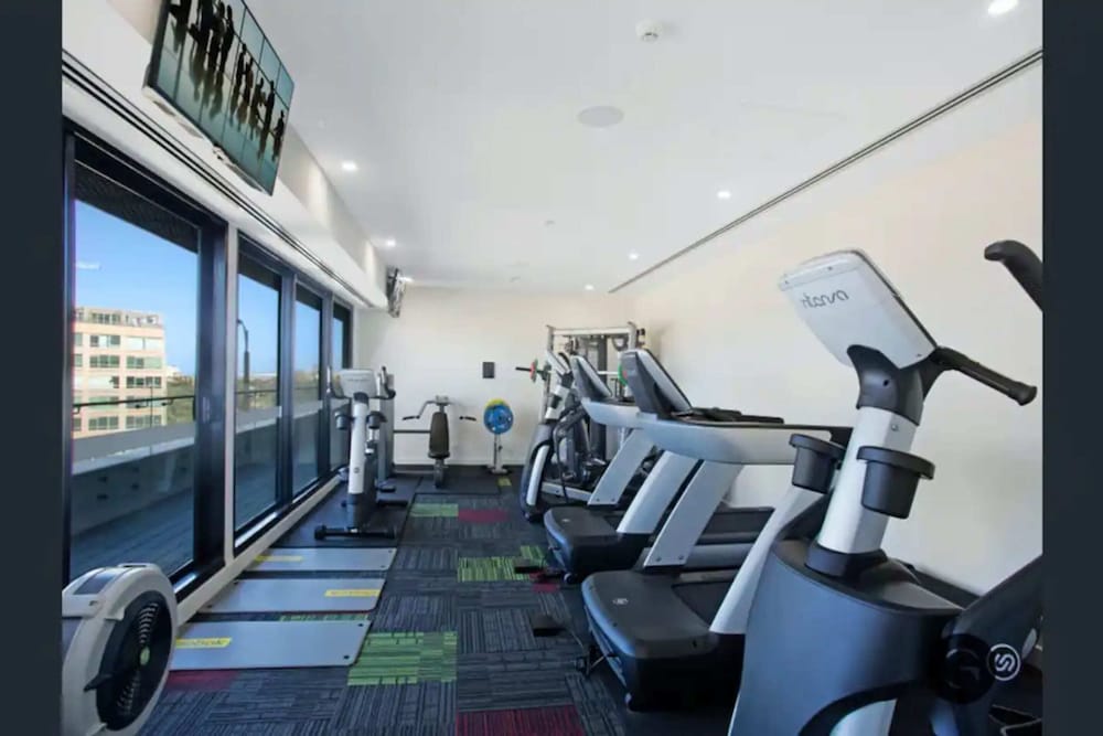 Bright 1 Bedroom Apartment in St Kilda view 2