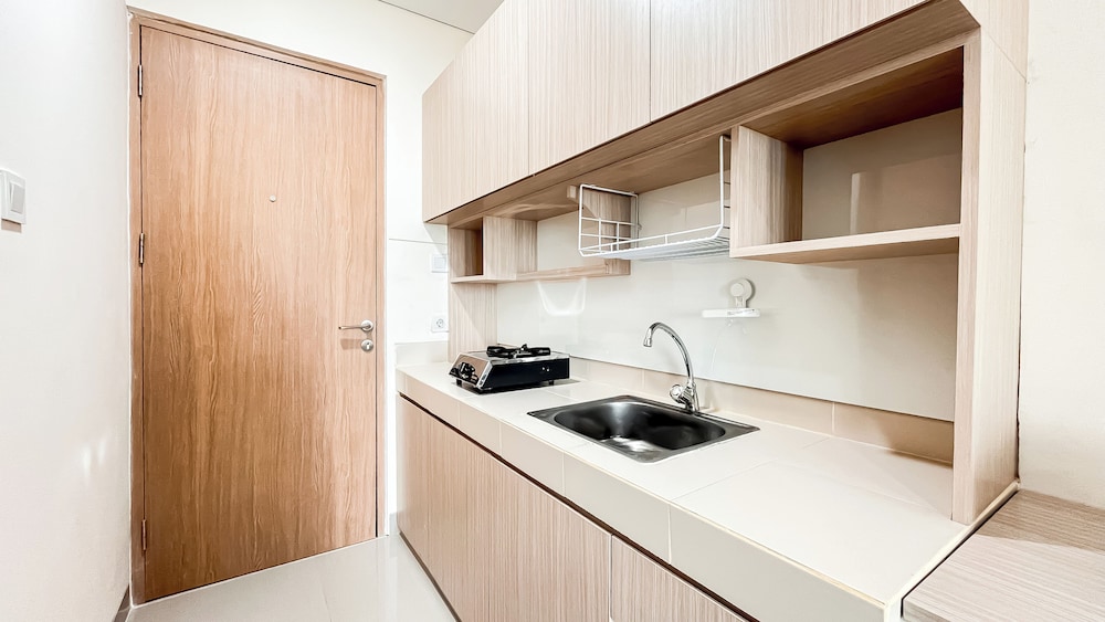 Modern And Homey Studio Apartment B Residence By Travelio