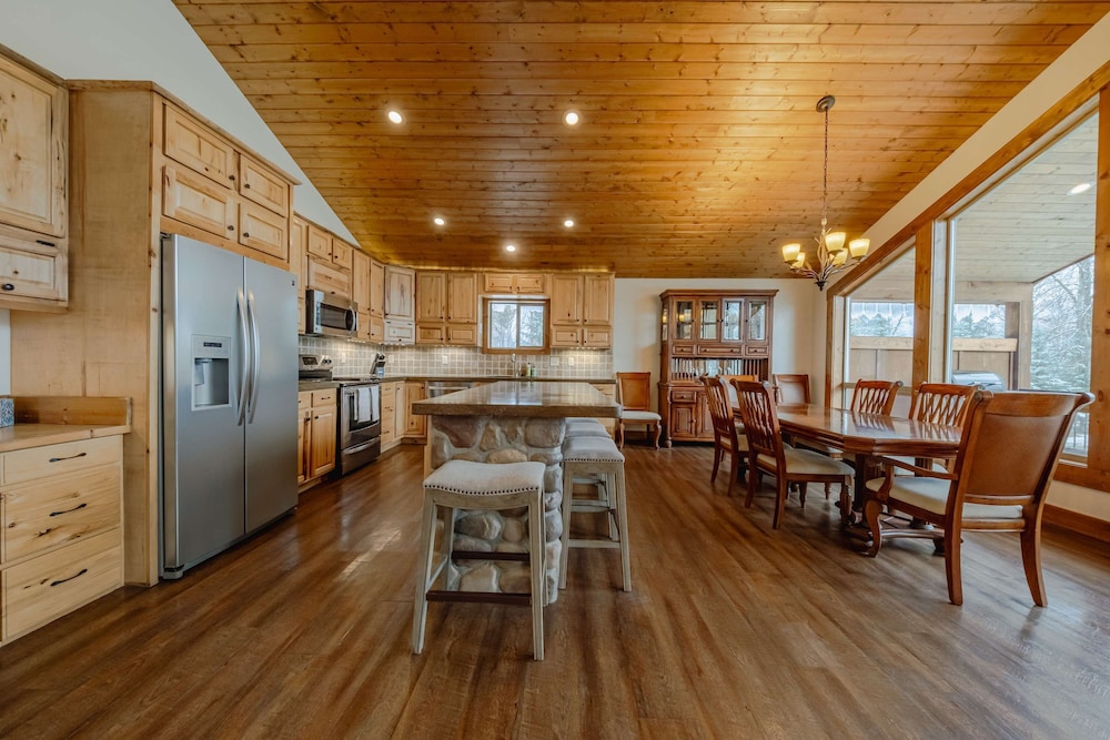 Flathead River Retreat For 15!