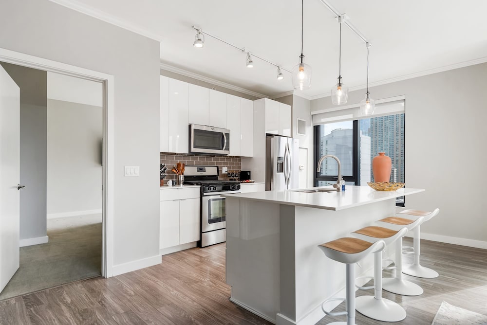 River North 2BR Balcony Walk to Mag Mile Pool