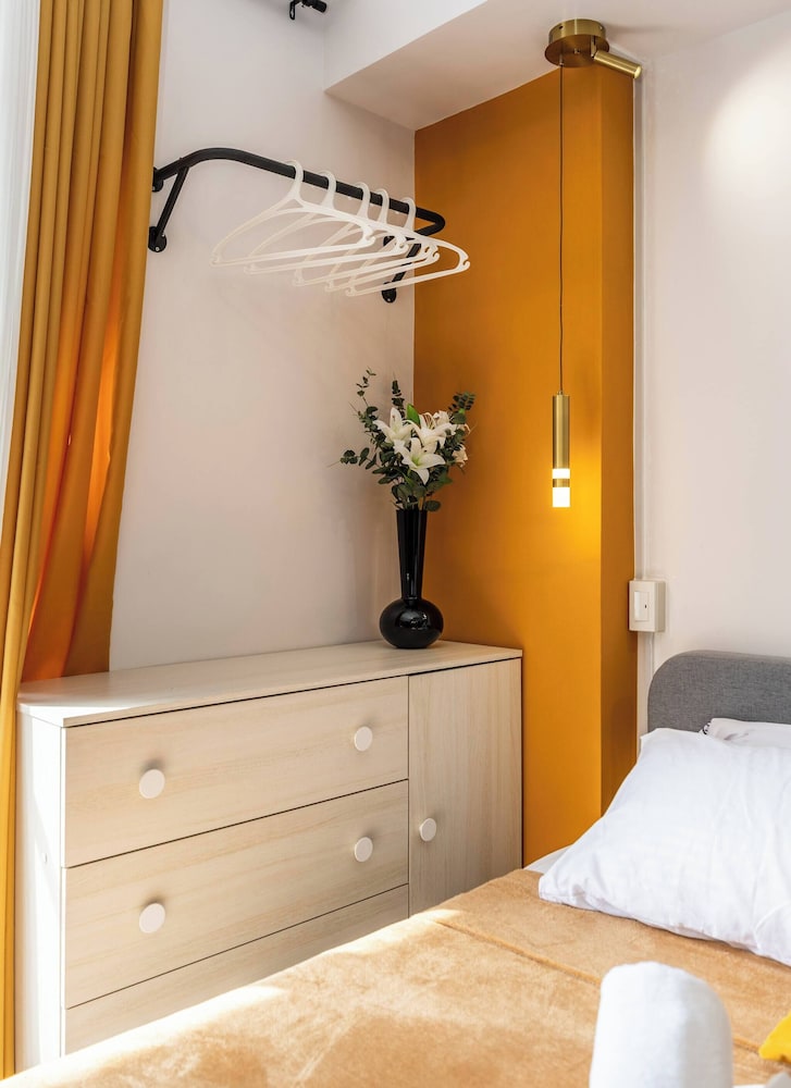 Stylish Condo 3-minutes to Airport, Poolview at Amani Grand Resort Residences