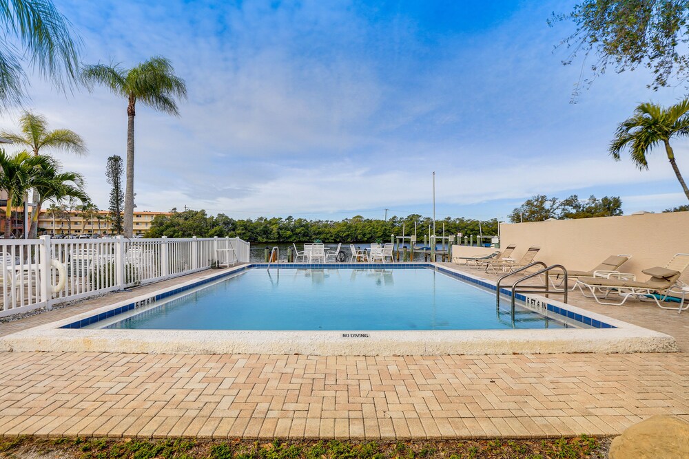 Siesta Keys Home w/ Deck Half Mile to Turtle Beach