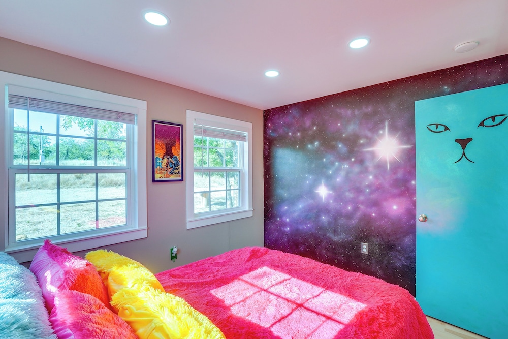 'galactikitty' - Quirky Cabin Near Lake Brownwood!