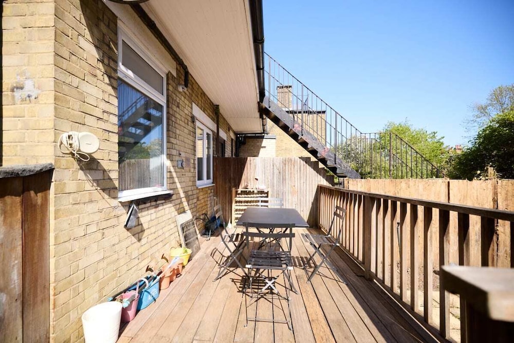 East Finchley Retreat 2BR Ground Floor Flat With Terraces