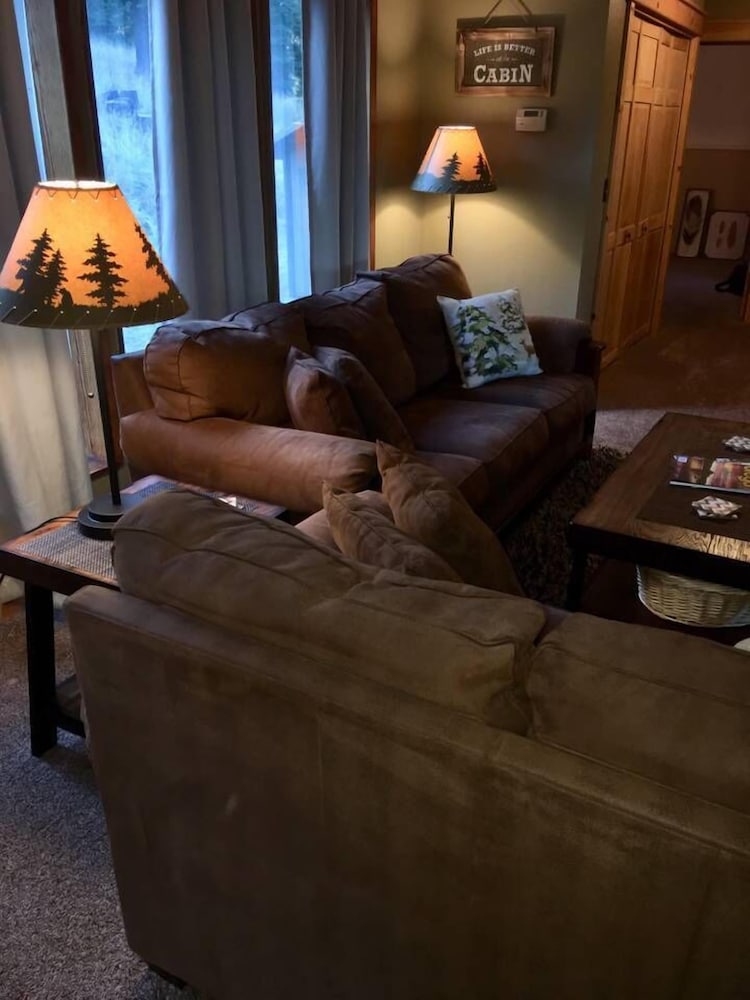 Ashland Vacations - Mountain Pine Cabin - Sleeps 6 - Pet Friendly - Property Image 1