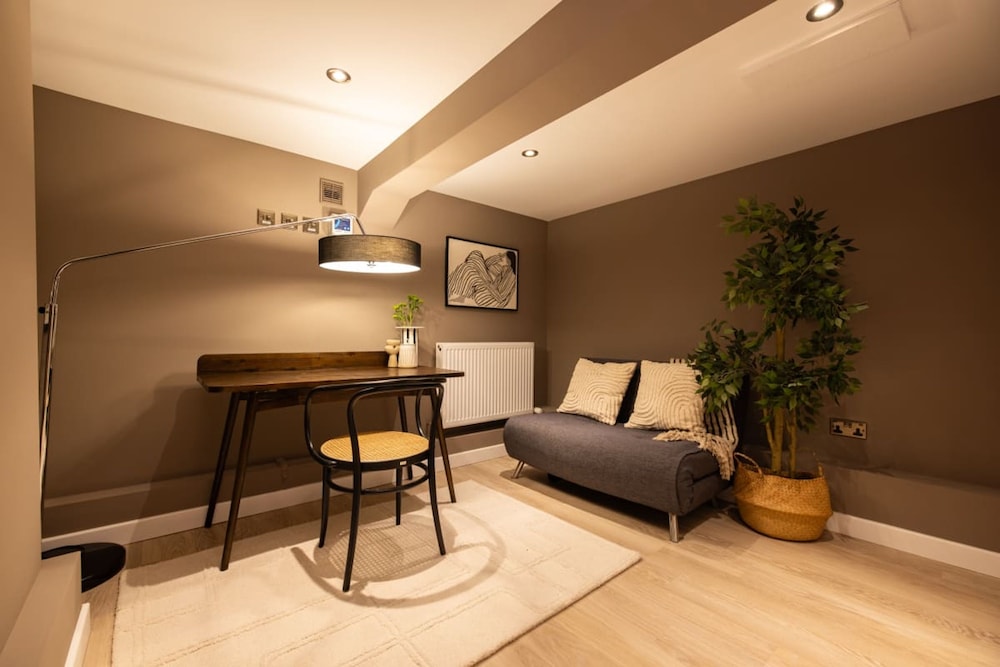 The Tyrwhitt Road Place - Lovely 2bdr Flat With Garden