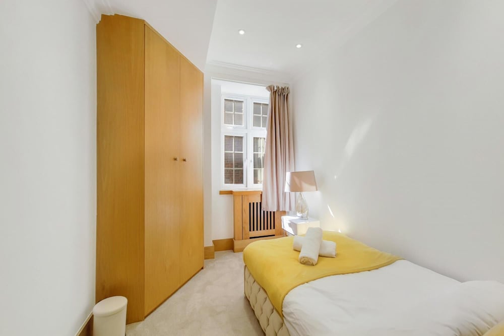 Delightful 3 Bedroom Apartment Opposite Harrods view 4