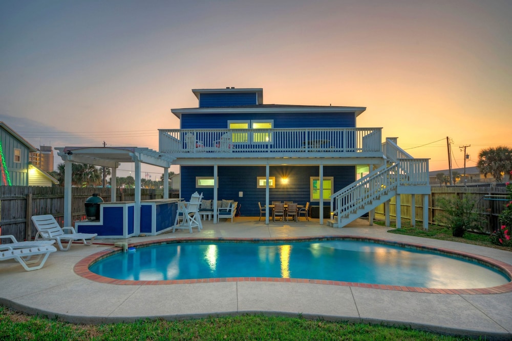 Leave of Absence Luxe Coastal Stay w Pool Outdoor Dining Minutes to Beach