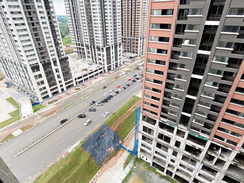 Homey And Warm 2Br At Meikarta Apartment