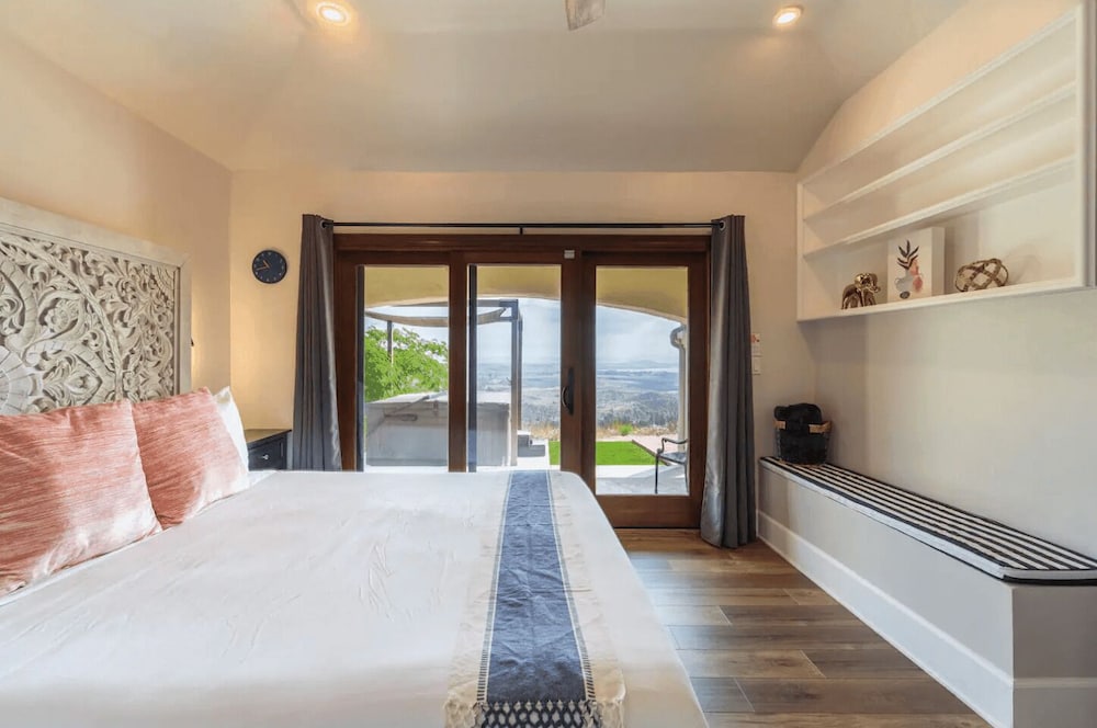 Slice of Heaven by Avantstay Breathtaking Views! view 4