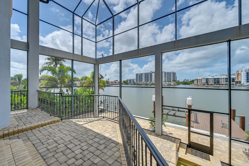 Waterfront Stunner: Effortless Elegance in Naples!