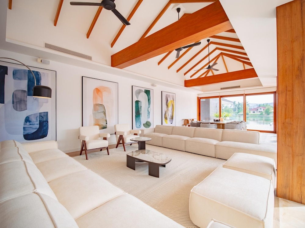 Luxurious 5bedroom White Estate Villa Private Lake