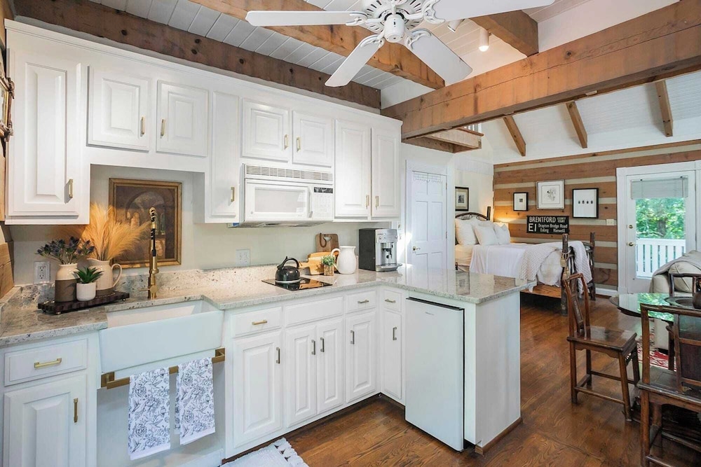 35 Acre Villa w/ Pool, Spa, Wine Cellar & Gym + Near Golf Club La Pearla Ranch by Avantstay