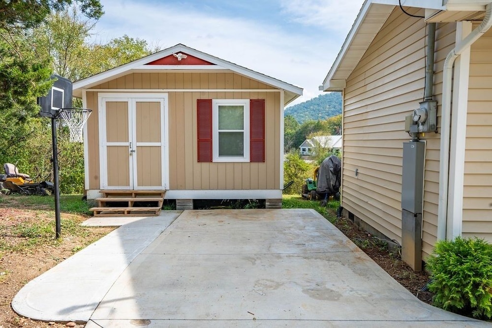 Mother's Dream Fishin' Hole 4 Bedroom Home by RedAwning view 3