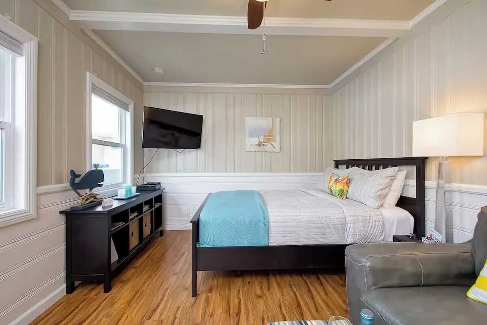 Sleeps 18 Dock, Walk to Beach, Balboa Fun Zone & Dining Edgewater Place