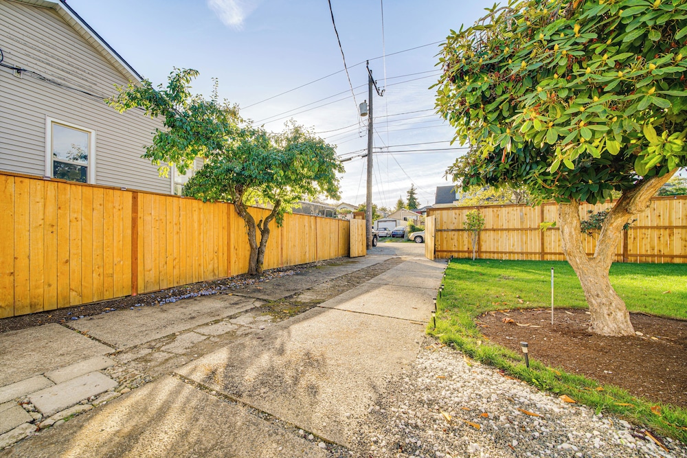 8 Mi to Downtown Seattle: Charming Home w/ Patio