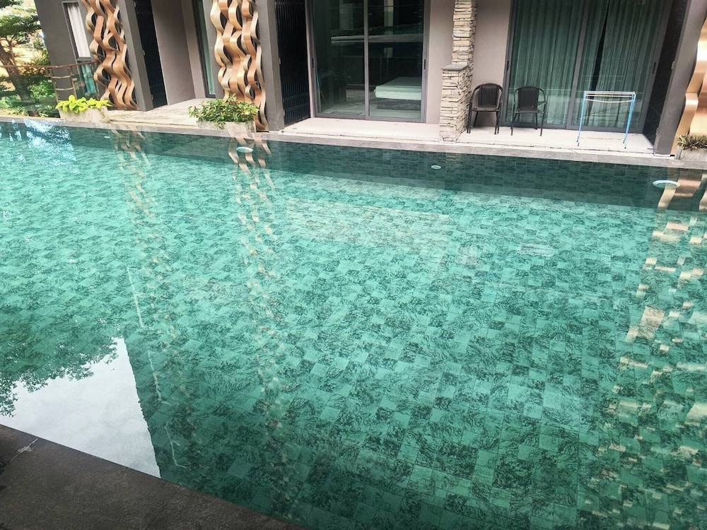 Emerald 307 - Studio With Balcony and Shared Pool