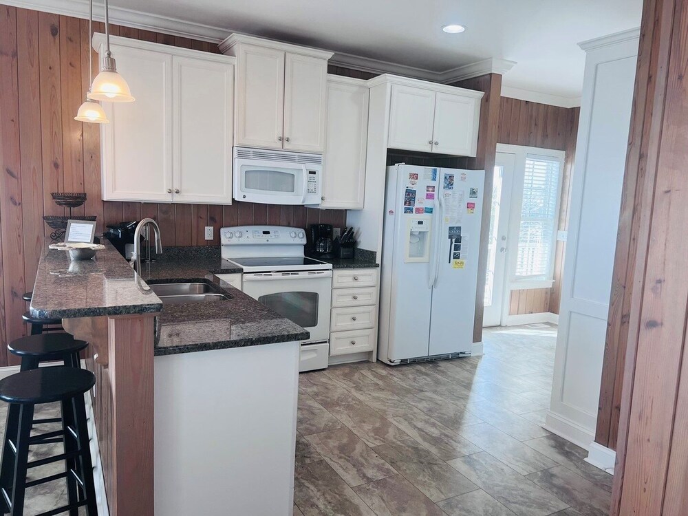 1 Ez Access 4 Bedroom Home by RedAwning