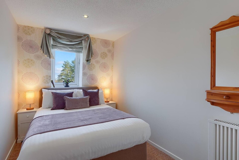 Tasteful top Floor Apartment Next to Gleneagles view 3