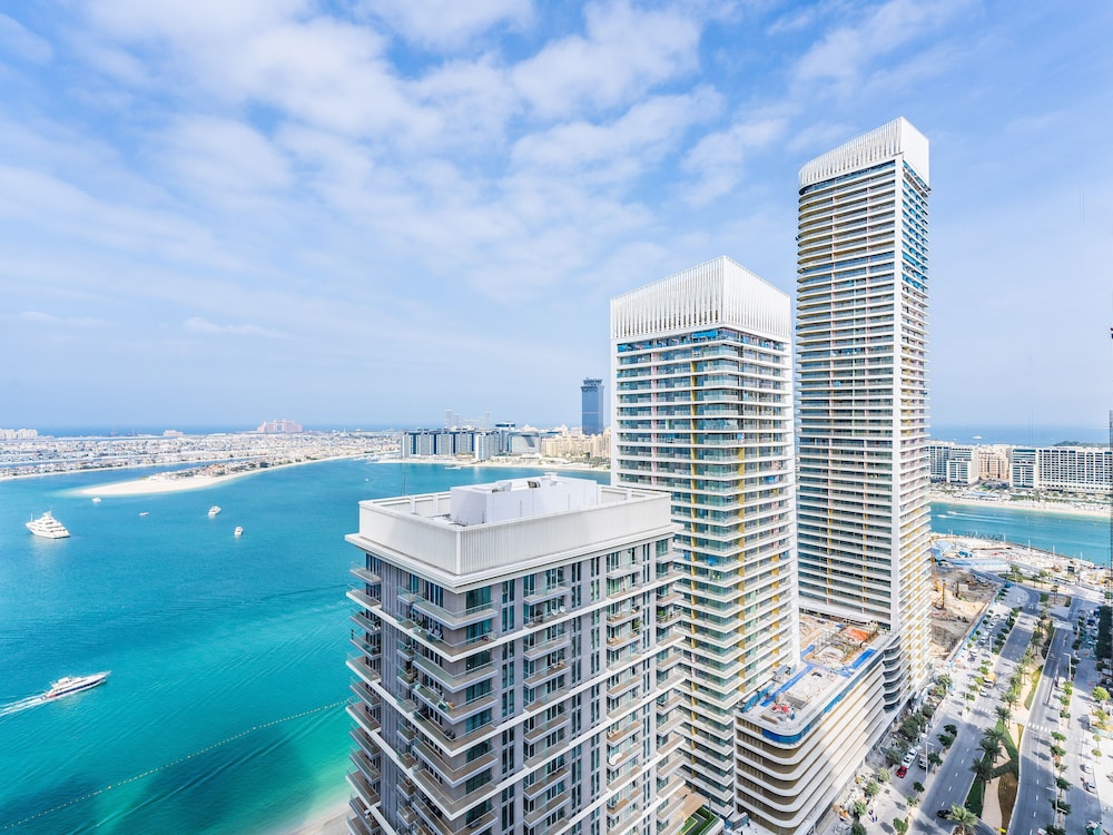 Sea-Front Unique Retreat With Balcony in Marina