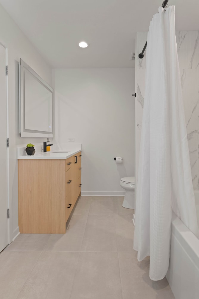 Designer 3BR PH Near Fulton Market